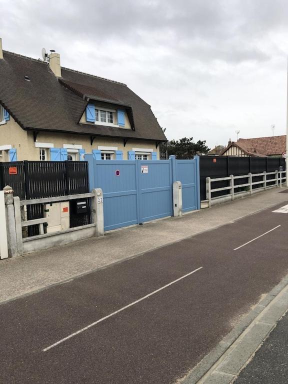 Les Volets Bleus-charmante Maison Entierement Equipee Face A La Pour 2 A 6 Personnes