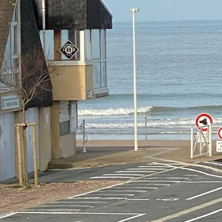 Les Volets Bleus-Charmante Maison Entierement Equipee Face A La Mer Pour 2 A 6 Personnes Bernieres-sur-Mer Exterior photo